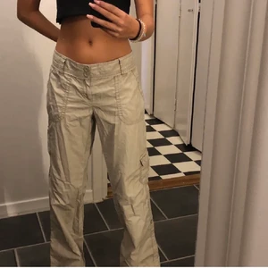 Lågmidjade cargopants - Säljer dessa jättefina och ascoola lågmidjade cargopants från esprit (köpta här på plick) då de va allderles för stora på mig som brukar ha 23-24w. Hoppas att de kan få en ny ägare :) midjemåttet är 86cm så skulle gissa att det passar någon med storlek M? Köpta för 466 så om någon vill köpa direkt pris utan budgivning (466 + frakt) är det bara att kontakta mig! Buda gärna i kommentarerna och öka med mins 10 kr per bud (Bilderna ^ är lånade från @isolde)