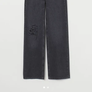 Jeans 🤩 - Säljer mina skitsnygga raka jeans från HM som tyvärr är förliten. Det står storlek 42, de sitter lite löst på min syster som har storlek 36 så kanske skulle passa en 38. ☺️ 