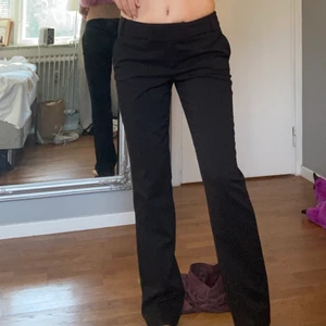 Lågmidjade kostymbyxor  - FÅTT JÄTTE MYCKET MEDELANDEN KAN INTE SVARA PÅ ALLA Lågmidjade kostymbyxor från Stockholm lm, köparen står för frakten. Köp direkt för 500 + frakt