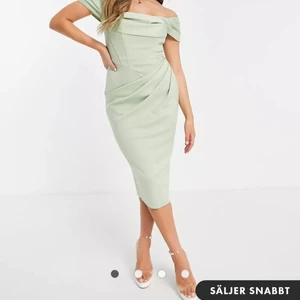 Storlek 38 - Klänning från asos design i salviagrön färg. Testade på den en gång så den har bra skick. Köparen står för frakt 