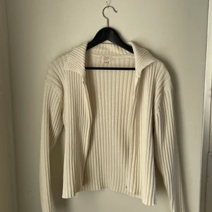 Vit stickad tröja med dragkedja  - Fin stickad kofta❤️‍🔥. Pris kan diskuteras vid snabb affär. Hämtas i Bromma eller skickas mot betalning! 