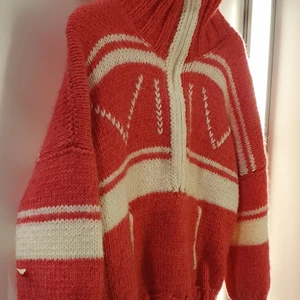 Stickad tröja  - I mycket bra skick och passar från xxs_ L och man kan ha den som en topp eller tröja  och sitter jätte perfect med några stilar bud I kommenterna 