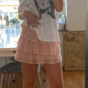 Rosa volangkjol - Jätte fin slutsåld rosa volangkjol som använts fåtal gånger, inga defekter eller liknande. Den är storlek 134/140 i barn men passar perfekt på mig som är S men oxå xs. jag står inte för frakt men kan mötas upp :)