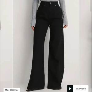 Vida svarta jeans  - Oanvända vida svarta jeans i stl 36 | NAKD 