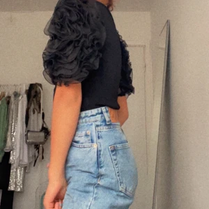 Tröja -  Jättefin och har väldigt tjocka armar eller typ a men förra priset var 300 nya priset är 70 hoppas ni tycker om plagget och den är ganska skön och jag har använt typ en gång eller typ aldrig den är från Zara💓🤗