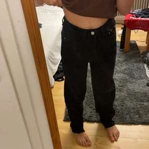 Svarta jeans  - Dessa superfina jeansen är från Shein och är jättebra kvalitet! De är i storlek XS men är tyvärr för stora för mig så jag skulle säga att de passar en som har storlek S eller M.💓 Bara att skriva om det är något du undrar!! 