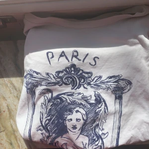 T shirt - Säljer min snygga t shirt som sitter jätte snyggt! Säljs då den inte kommit till användning. Jätte bra skick!!💕Anonsen är kvar till det står ”såld”🥰