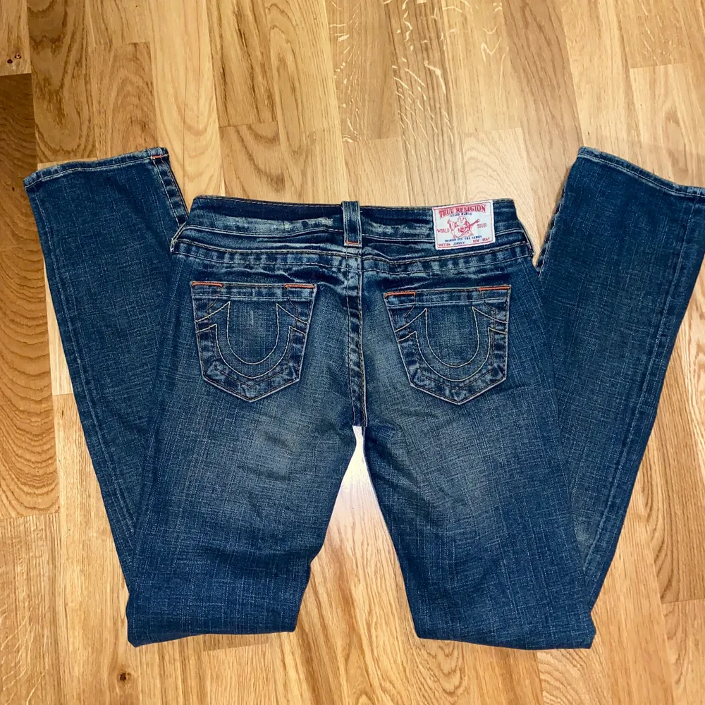 Assnygga low waisted True Religion jeans i skitsnygg färg och lite ”vintage slitet” material. modellen är ganska tajt på mig som har ganska stora lår och dom är lite bootcut där nere. Säljer pga att de är för tajta för mig.💓 storlek 26 men skulle säga att de är lite mindre. Jeans & Byxor.