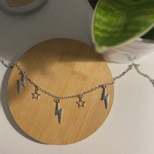 Halsband med en blixt och stjärnor⚡️🌟 valfri längd på kedjan. 69 kr+12 frakt 📦  Finns även i guldfärgat🦋🥰 (smyckena är såklart INTE använda)💕💕
