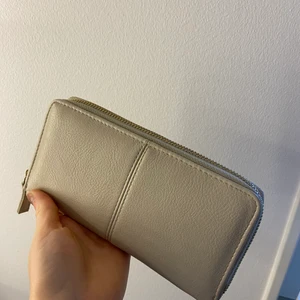 Plånbok  - Beige plånbok från Don Donna. Mycket bra skick. Rymlig med mynt, kvitton, sedlar och många kort hållare 👛 