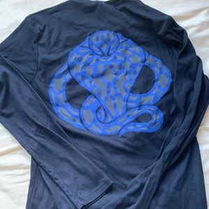 Roberto Cavalli långärmad tshirt - Köpt på humana, väldigt fint skick. Aldrig använd av mig. Trycken är lite see-through, unika detaljer storlek S
