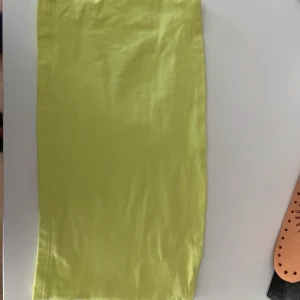 Bandotopp - Neon gul bandotopp den Gina tricot i storlek m. Använd få få gånger. Priset kan alltid diskuteras. Betalning sker alltid innan jag skickar. + frakt tillkommer 