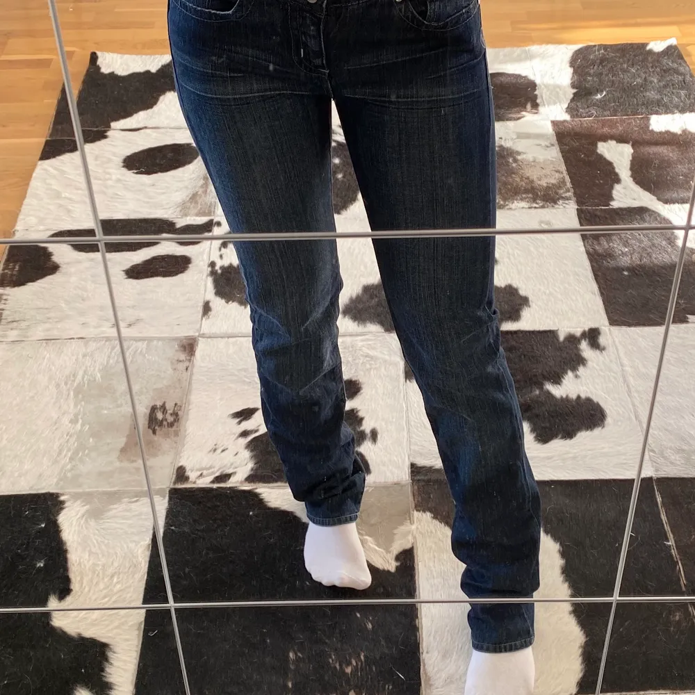 Jättefina vintage jeans som tyvärr är för små. De är i stl M men skulle säga att de är S.. Jeans & Byxor.