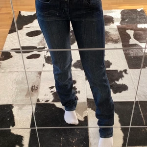 Vintage jeans stl S - Jättefina vintage jeans som tyvärr är för små. De är i stl M men skulle säga att de är S.