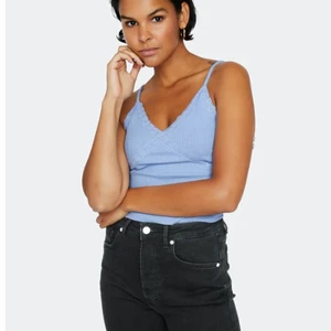 Blått y2k linne från bikbok - Intressekoll på detta helt nya och trendiga y2k linnet. Det är helt nytt med prislapp kvar. Det är storlek XS men jag skulle nog säga att det passar XXS-S eller M beroende till hur man vill att det ska sitta. Det finns även så att man kan spänna in eller ut banden på baksidan. Om jag får det för ett bra pris så säljer jag. Annars så lämnar jag tillbaka då det inte riktigt är min stil.