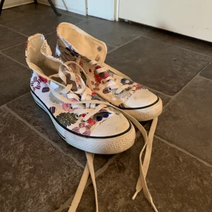 äkta limited edition converse 39 - Intressekoll på mina vita converse med blommor på, köpt på second hand men de va nya då, använt de några gånger, använder de inte så ofta då jag har ett par andra converse jag använder oftare, de är i strl 39 o går inte att köpa någon stans på intrernet