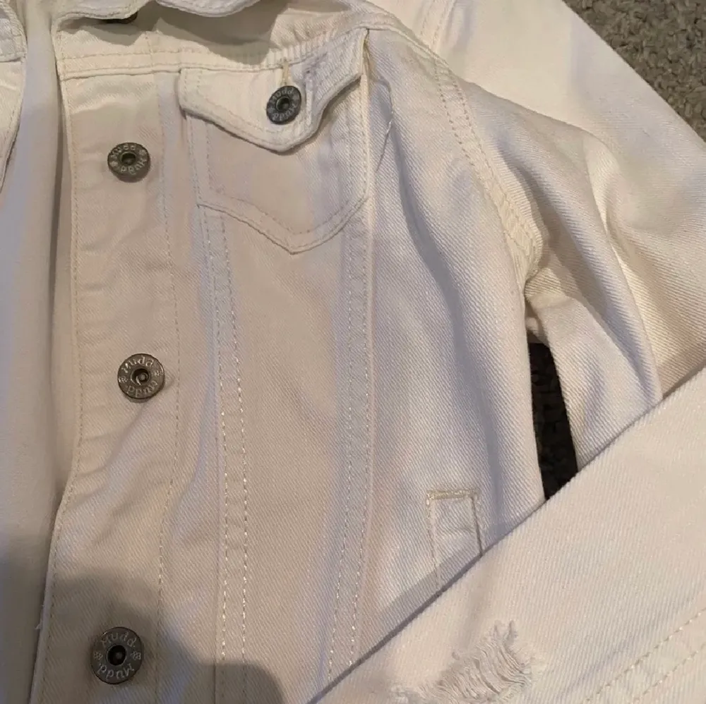 söt jeans jacka med fina hål❤️storlek XS, tvättats såklart innan postning . Jackor.