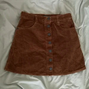 Brandy Melville strl XXS - Fin ljusbrun manchesterkjol från Brandy Melville. 60cm i midjan, 37 cm lång. Lite stretchig. Den är för liten för mig därav ingen bild med den på. Toppen jag parat ihop den med är också till salu, se i profil. 