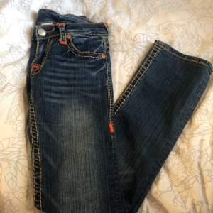 Jätte fina true religion jeans som tyvärr är för små för mig. Dom är raka/bootcut i passformen. Jätte bra skick köptes på sellpy men aldrig använda av mig💕🥰