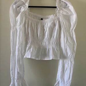 Vit topp - säljer denna fina tröja som jag aldrig har använt tidigare då jag inte använt den. Storlek xs men skulle säga att den passar s också