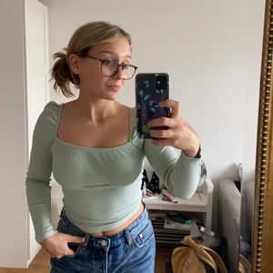 Mintgrön topp Gina xs - En eftertraktad tröja från Gina som jag köpte förra våren, den är mintgrön och är i storlek xs. Stretchig mig att passa även en s ❤️