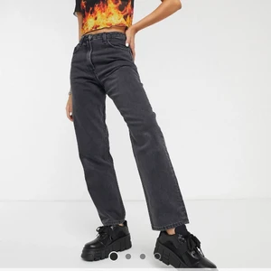 Mom Jeans - Svarta mom jeans från collusion. Storlek 28/30. Jag är 162cm! Använda 1 gång. 