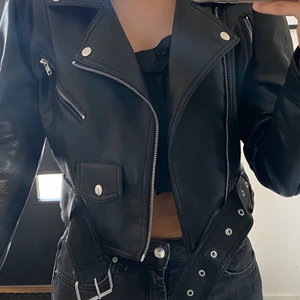 Skinnjacka  - Skinnjacka från BikBok, använd väldigt få gånger och ser ut som ny💕 Köparen står för frakten