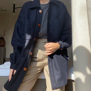 Filtad marinblå jacka  - Ballongärm, oversized, skinnknappar- en dröm! Höstjacka i superfint skick! 