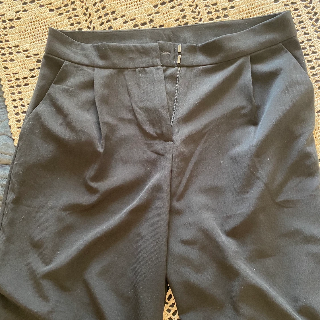 Kostymbyxor från Monki i storlek 38 - 90