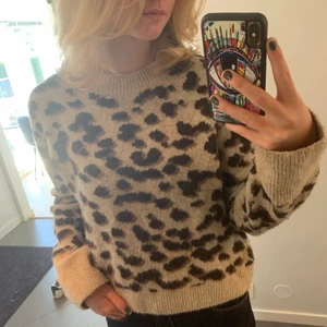 Stickad tröja  - Snygg och mjuk stickad leopard mönstrad tröja. Garderob utränsning, kolla andra annonser!