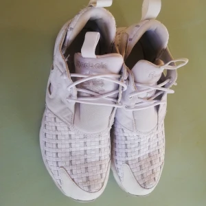 Reebok sneakers - Sköna luftiga sneaker från Reebok. Knappt använda, främst inomhus. 