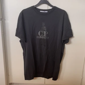 CP company t-shirt använd runt 6 gånger - CP compnay T-shirt köpt för 1100 bud börjar på 300