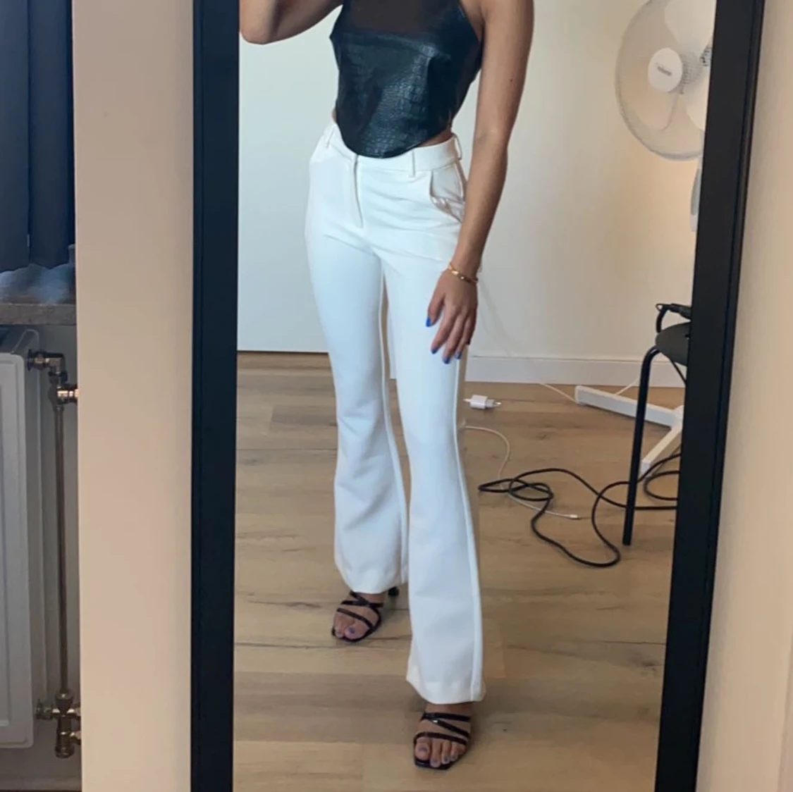 Snygga utsvängda vita byxor! 