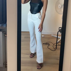 Snygga utsvängda vita byxor!  - Eftertraktade byxor!! De är i tjockt tyg och sitter som ett smäck! Har bara använt dom en gång, då jag inte hittat looks som passar. Super eleganta! Köpta för 600 kr 🥰💖🤍