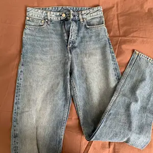 Högmidjade jeans från WHYRED i storlek 27/32.