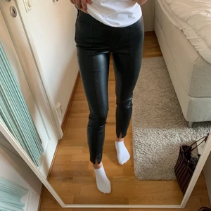 Läder byxor  - Fina läder byxor med slit längst ner från zara💓 storlek XS