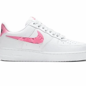 Nike Air Force 1 - Nike Air Force 1 07 SE Love for All helt oanvända i box. Köparen står för eventuell frakt 💕 Skriv om det önskas fler bilder