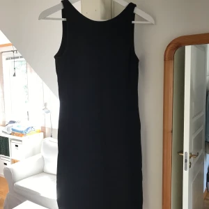 Svart tight klänning med urringad rygg - Fint/använt skick!