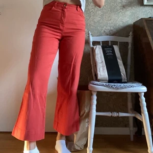 Röda jeans - Färgen visas bäst på bild 1!! Jag är 162cm lång för preferens. 😋 Sparsamt använda!
