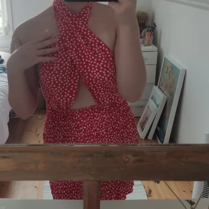 Röd klänning med knyte - Söpersöt klänning som kan knytas lite som man vill! Den är röd och har små vita blommor (de ser på avstånd ut som prickar). Jag har tyvärr inte fårr använding för den och därför säljs den vidare! ☀️