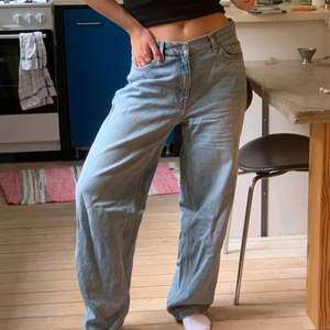 Riktigt snygga jeans från Weekday, modellen heter Rail i storlek 27/30. I bra skick! Funkar oversized och vanligt!💗