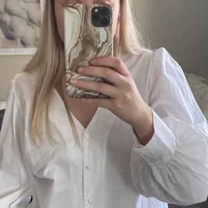 Skjorta från BikBok - Oanvänd skjorta med ballongärm från bikbok, perfekt att ha under en väst eller bara som den är! Önskas fler bilder, så skriv privat 😇 Frakt tillkommer.