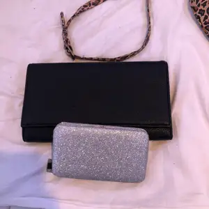 Två stycken fina väskor/ plånböcker. Den ena är mindre och är i glitter och inuti är som en plånbok och den svarta är större med mer plats. Köp båda för 100 eller den svarta för 70 och den glittriga för 50 💕