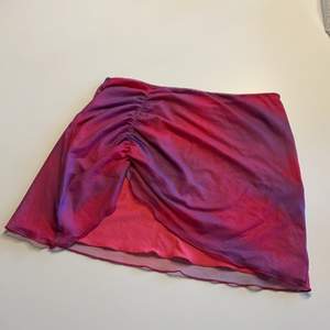 Kortare kjol i batikmönster från I Am Gia. Aldrig använd, storlek S🥰😘🥶