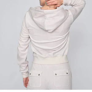 Juicy couture  - Ett ljusgrått set från juicy couture storlek xs men passar som S också köptes på 2300kr säljer för 1500kr knappt använt skriv för bilder. Pris kan diskuteras vid snabb affär 