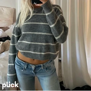 Randig stickad tröja - Säljer denna superfina vit och grå randiga tröja perfekt nu till hösten🤍tröjan har inga defekter och är i toppskick✨lånad bild.