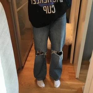Högmidjade jeans - Högmidjade blå jeans med hål. Använda ett fåtal gånger och därför i jättebra skick!! (Jag är ungefär 1,65)