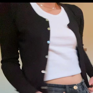 Kofta men stjärnor  - Säljer denna supersnygga kofta med stjärnor på armbågarna! 💫Aldrig använd, lappar kvar! Köptes för 400kr. Budet startar på 200, exklusive frakt💗