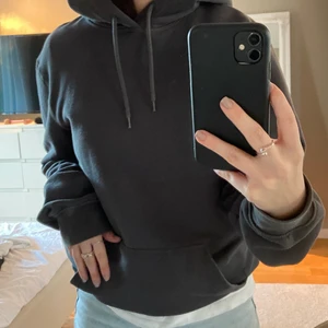 Mörkgrå hoodie - En mörkgrå hoodie från hm i xs. Sitter lagom oversized på mig som normalt är xs. (Skicka om ni undrar något)🥰