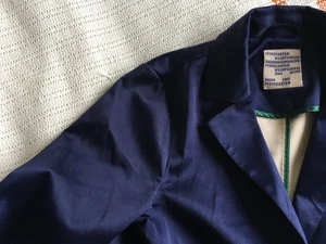 Satin Frakke - Satin Frakke i Blå med hvide detaljer med ærmet. Mangler en knap